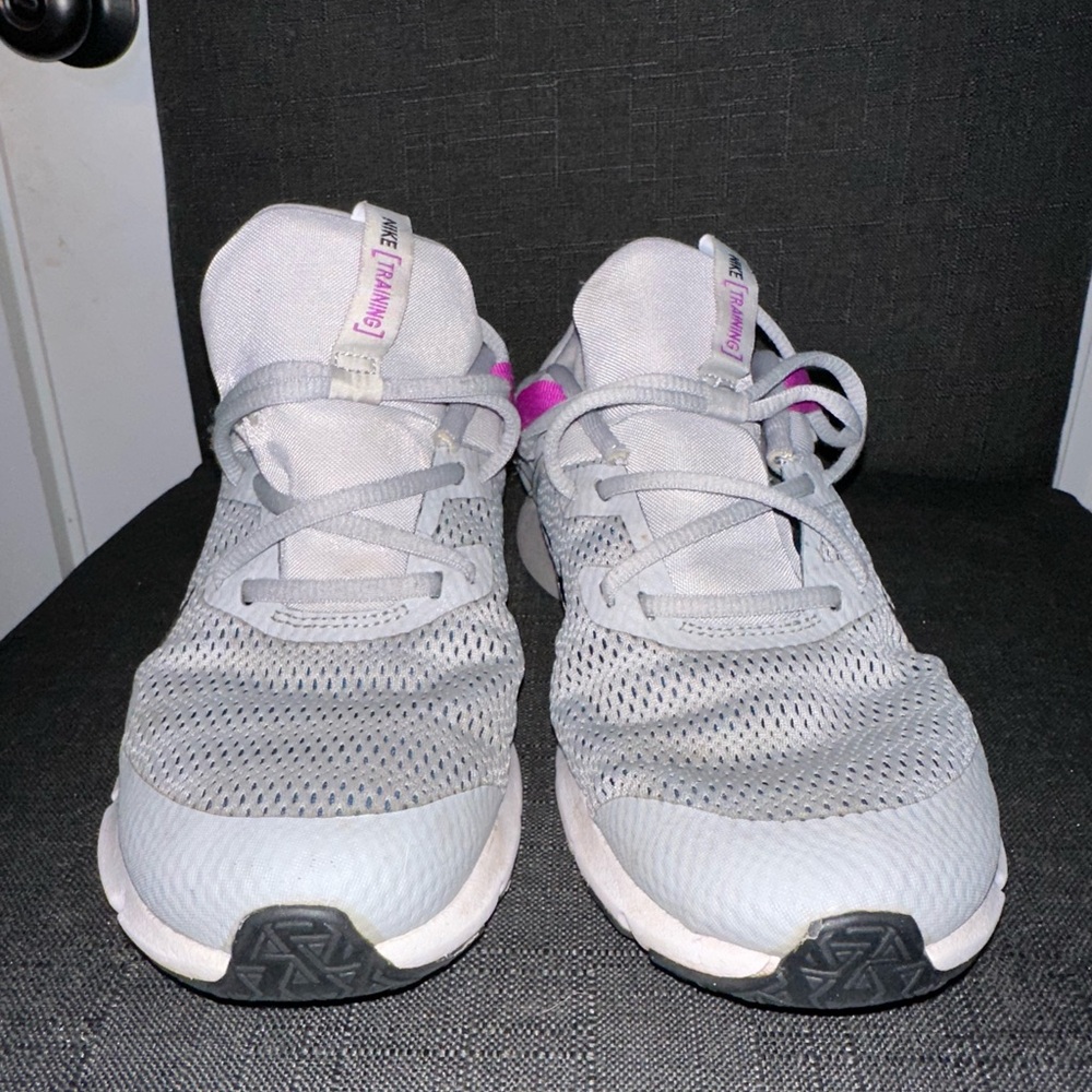 Nike Size 8.5 Women's Gray and Pink Athletic‎ Shoes - Picture 3 of 7